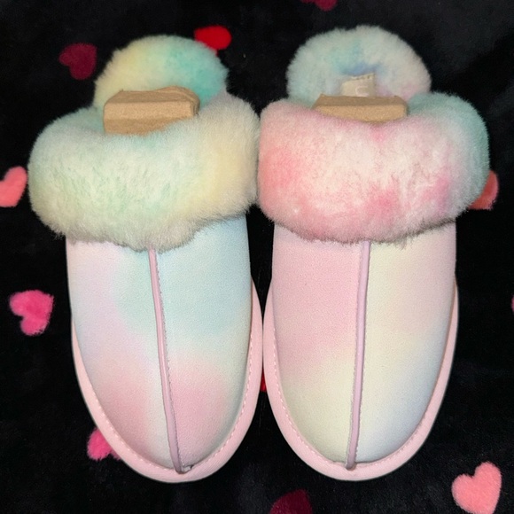 UGGS NEW IN BOX - Picture 1 of 6